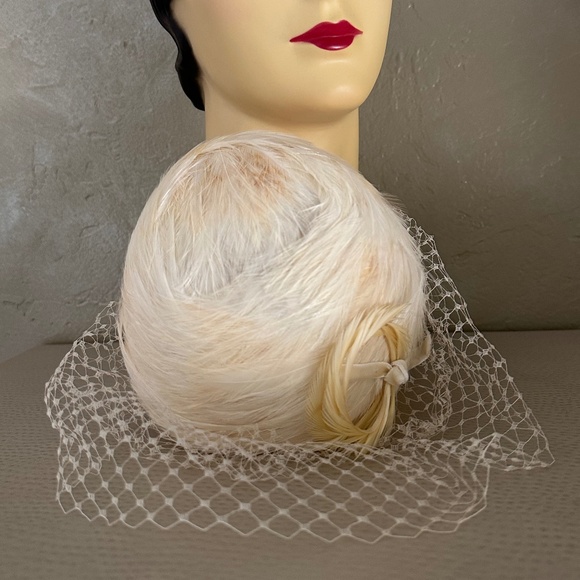 DELIGHTFUL DESIGNER 1960s' IVORY FEATHER PILLBOX HAT WITH MATCHING VEIL - Picture 8 of 11